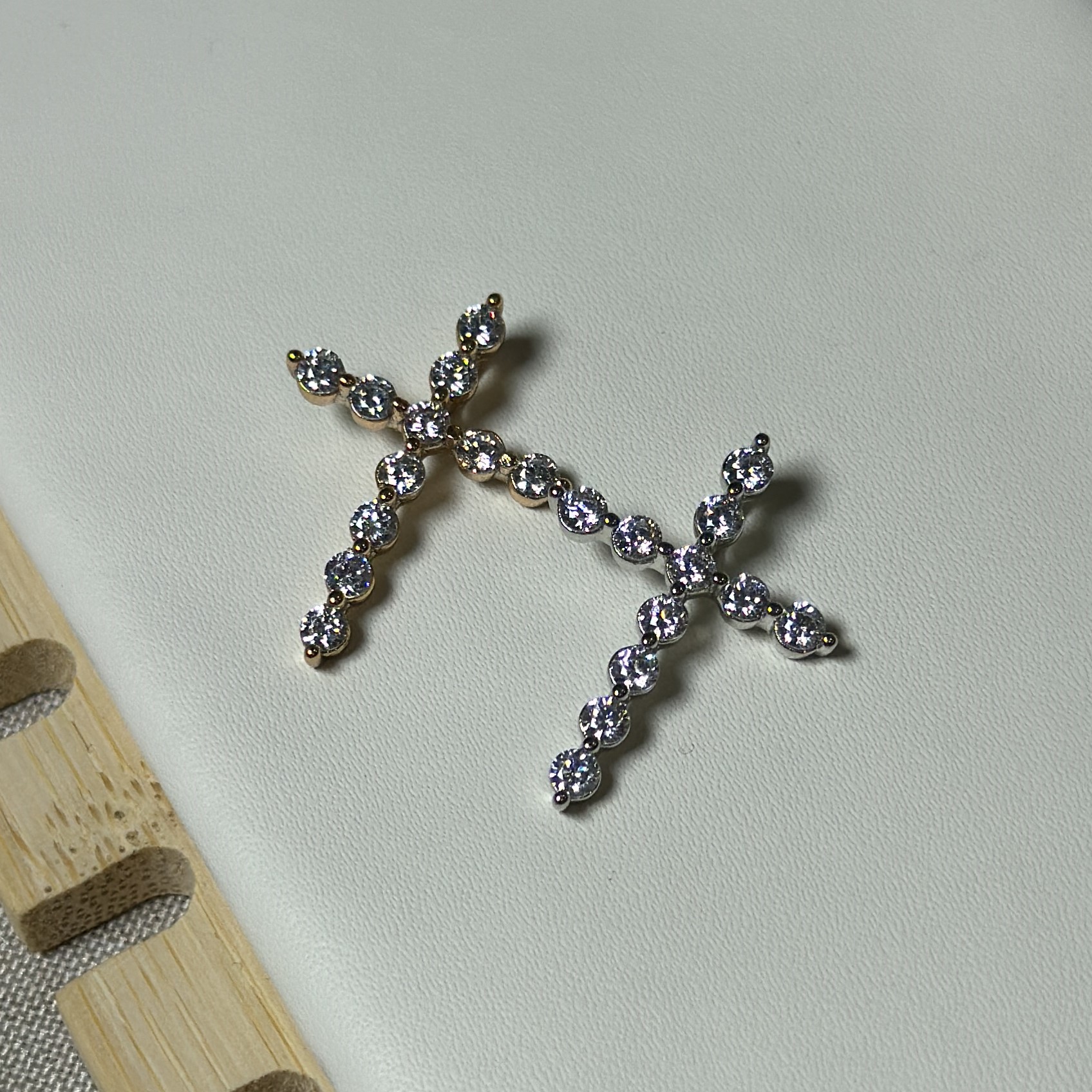 Підвіска Хрестик з камінчиками медичне золото 25х16 мм - Зображення 2